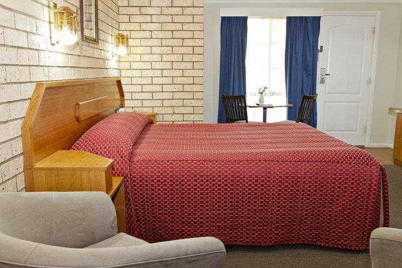 Hilltops Retreat Motor Inn Янг Номер фото