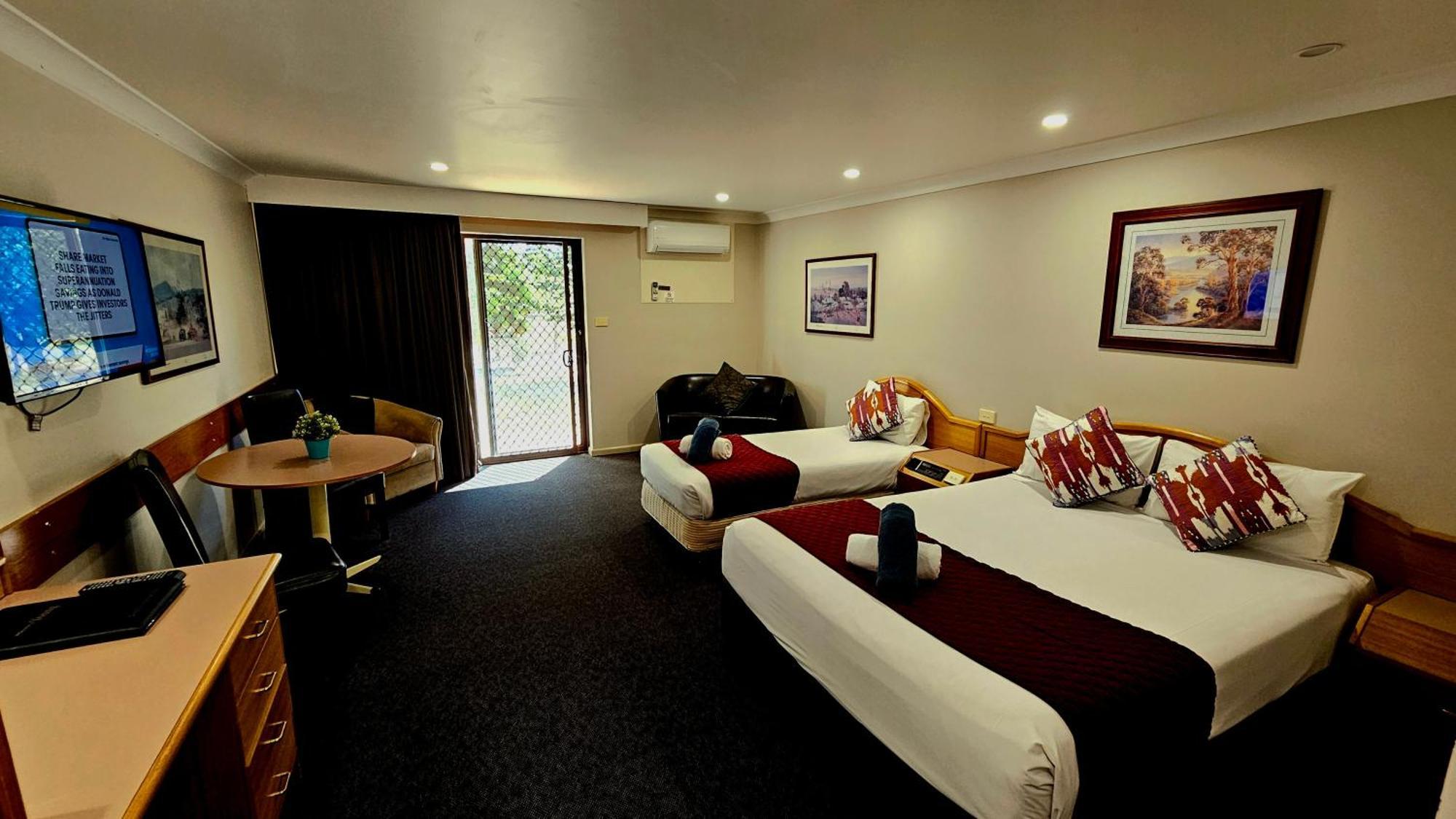 Hilltops Retreat Motor Inn Янг Экстерьер фото