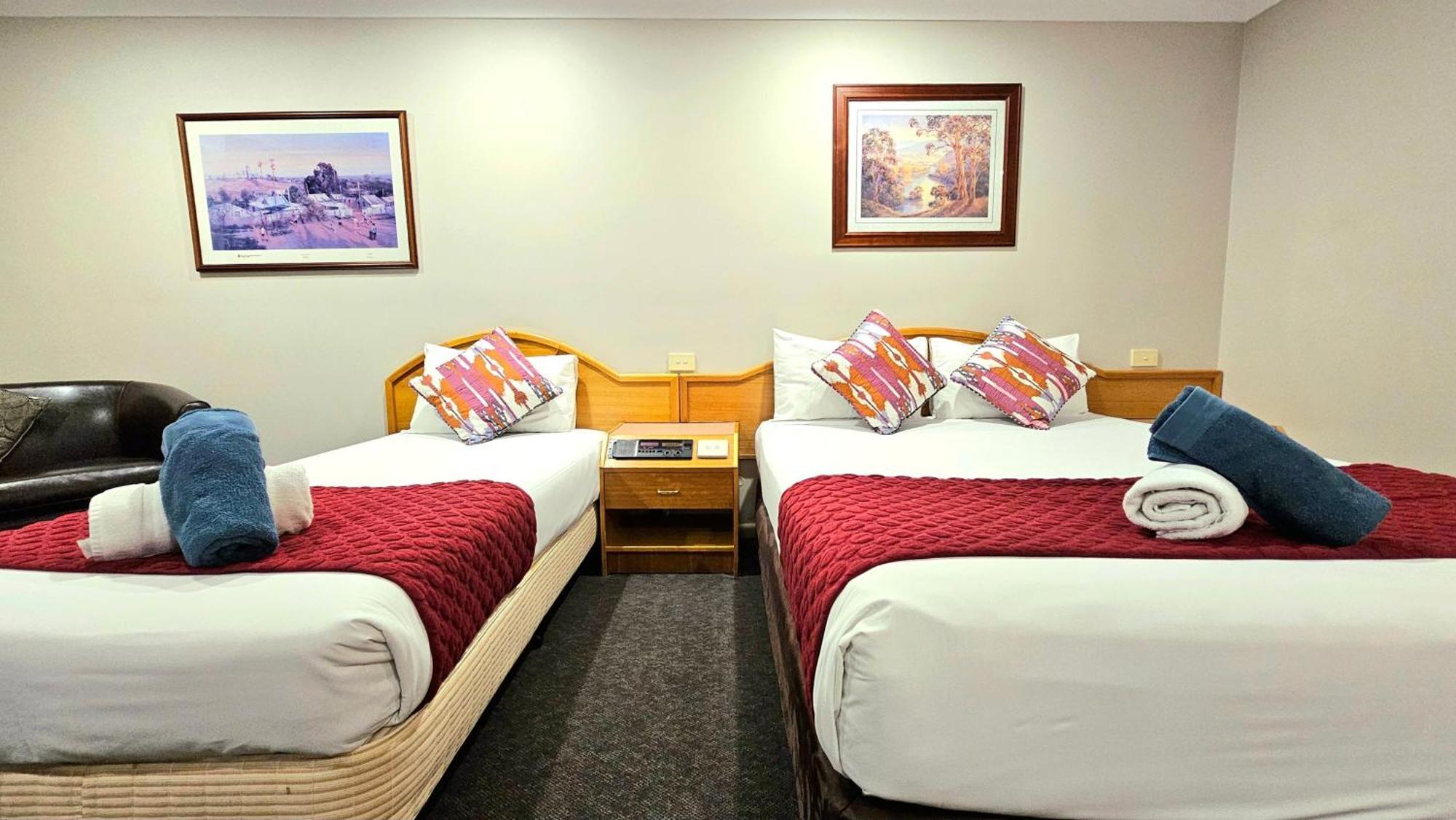 Hilltops Retreat Motor Inn Янг Экстерьер фото