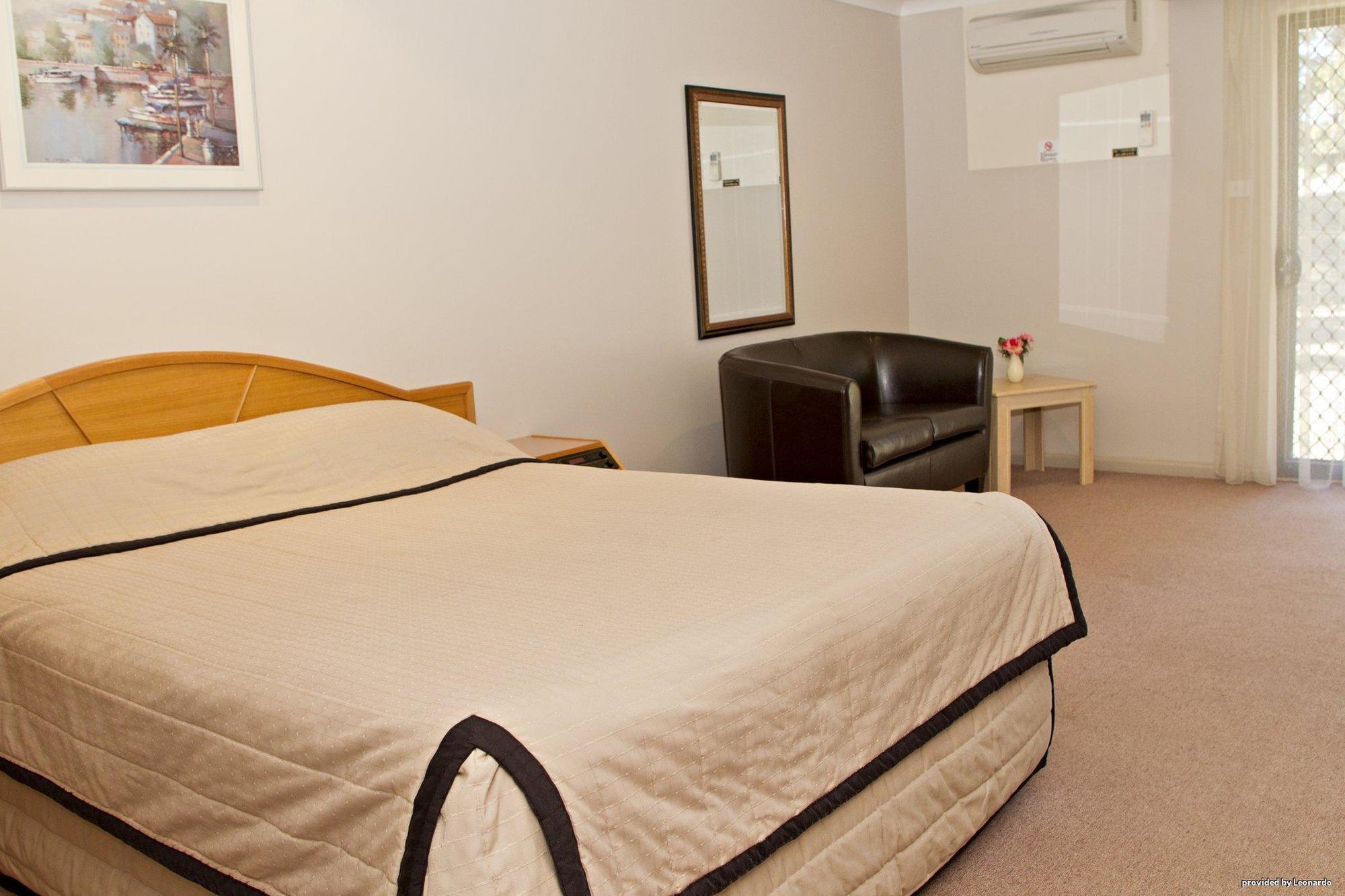 Hilltops Retreat Motor Inn Янг Номер фото