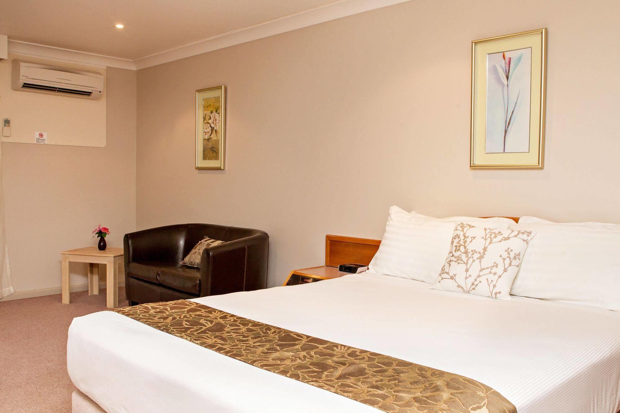 Hilltops Retreat Motor Inn Янг Экстерьер фото